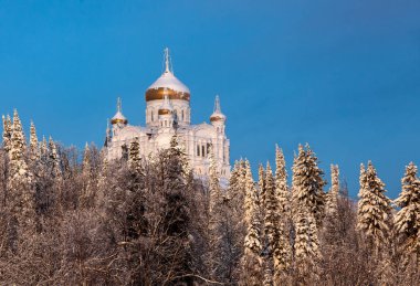 Karlı bir günde, Perm bölgesindeki Belogorsky manastırı karlı ağaçlarla çevrili..