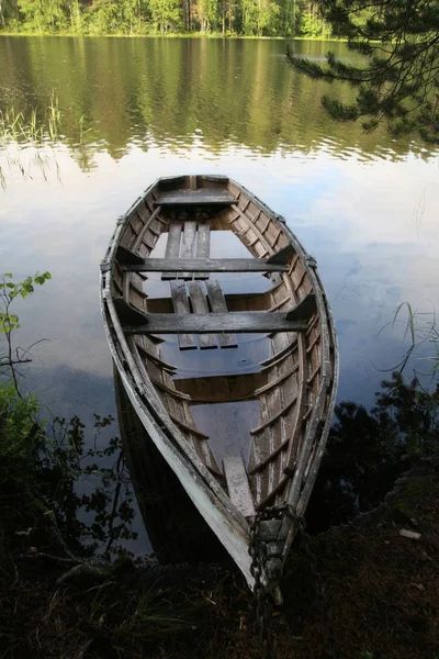 Gammal Halvsjunken Båt Stranden Damm — Stockfoto