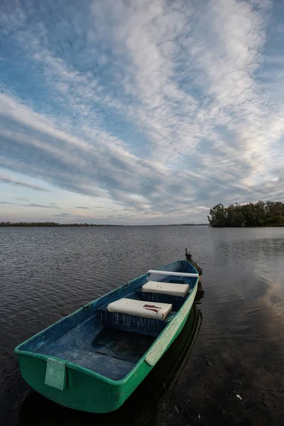 Dorpsboten Het Meer Reflectie Van Wolken Het Water — Stockfoto