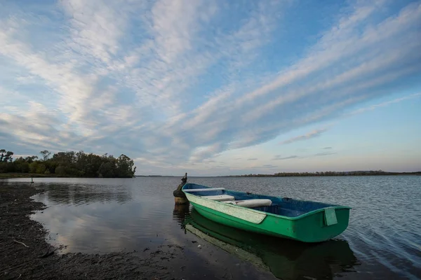 Barcos Aldeia Lago Reflexão Nuvens Água — Fotografia de Stock