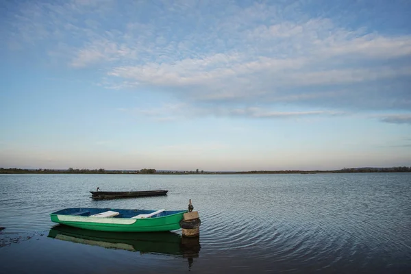 Barcos Aldeia Lago Céu Ativo Ondulações Água Espaço Livre Para — Fotografia de Stock