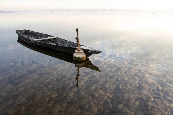 Barcos Aldeia Lago Início Manhã Reflexão Céu Água Leve Nevoeiro — Fotografia de Stock