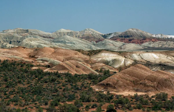 Montagnes Aktau Colorées Stratifiées Kazakhstan Parmi Les Buissons Saxaul — Photo