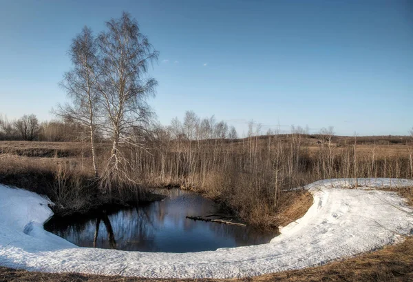 Paisagem Primavera Bashkortostan Uma Caverna Cheia Água Com Neve Longo — Fotografia de Stock