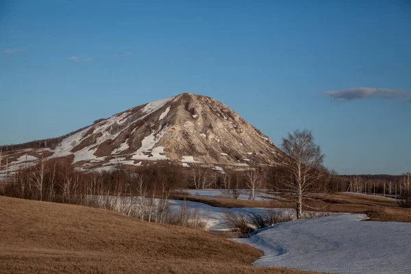 Paisagem Primavera Bashkortostan Uma Montanha Solitária Shihan Torno Uma Planície — Fotografia de Stock