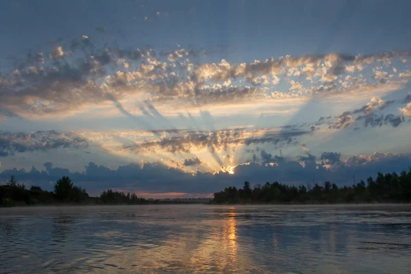 Coucher Soleil Sur Rivière Les Rayons Soleil Traversent Les Nuages — Photo