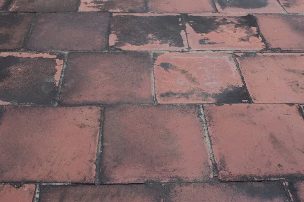 Azulejos vermelhos quadrados envelhecidos no chão do terraço — Fotografia de Stock