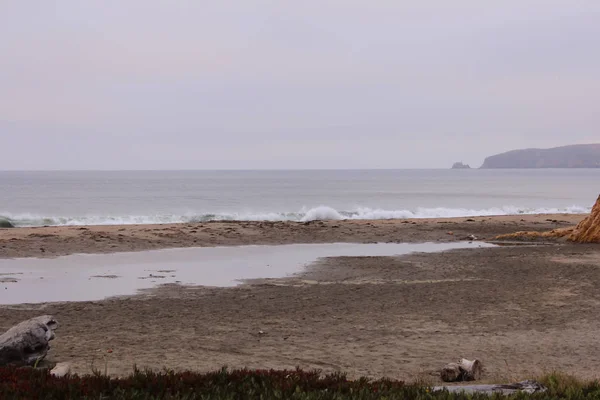 Hermosas olas a lo largo de la playa de Drakes, Point Reyes National Seashore, Condado de Marin, California — Foto de Stock