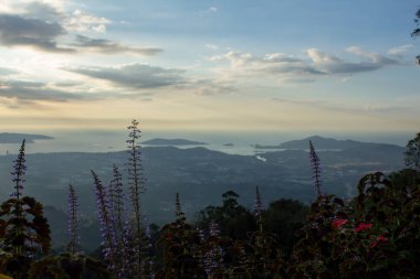 Sabah, Malezya 'daki bir dağın tepesinden Kota Kinabalu' nun manzarası