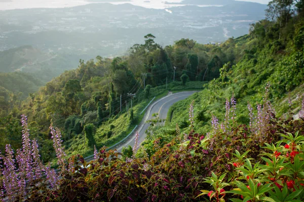 Atemberaubender Blick auf die Landschaft entlang des Berges in Kota Kinabalu, Sabah, Malaysia — Stockfoto