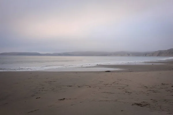 Vista del paisaje nublado a lo largo de la playa de Drakes, Point Reyes National Seashore, Condado de Marin, California — Foto de Stock