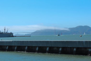 San Francisco, California / Usa - 18 Ağustos 2012: San Francisco Körfezi 'nden alçak bulutlu Golden Gate Köprüsü' nün güzel manzarası