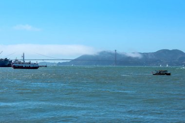 San Francisco, California / Usa - 18 Ağustos 2012: Arka planda Golden Gate Köprüsü ile San Francisco Körfezi manzarası