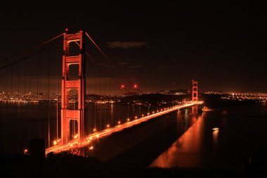 Golden Gate Köprüsü 'nün gece güzel manzarası, ışık yolları, San Francisco, California
