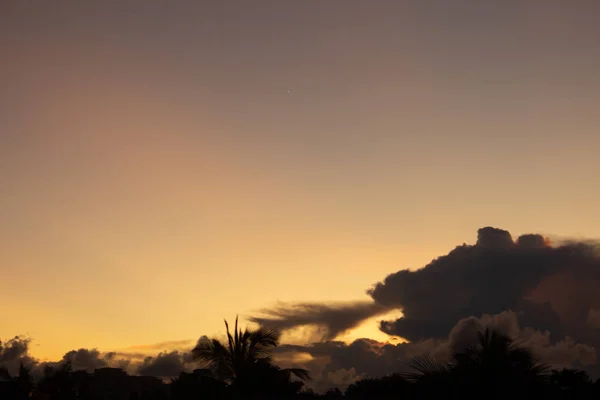 Gün batımında gökyüzünün manzarası. Ejderha gibi bulutlar ateşi salıyor.. — Stok fotoğraf