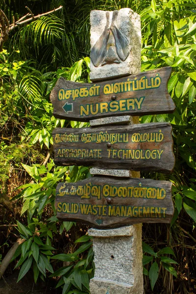 Chennai, Tamil Nadu / India - 02 de noviembre de 2019: Señales en Tholkappia Poonga (también conocido como Adyar Eco Park) que muestran la dirección a diferentes áreas del parque en inglés y tamil — Foto de Stock