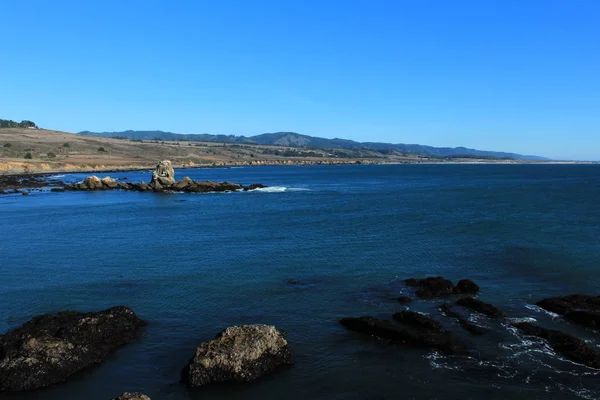 Vista de la majestuosa costa del Océano Pacífico cerca de Pigeon Point Lighthouse, Pescadero, California — Foto de Stock