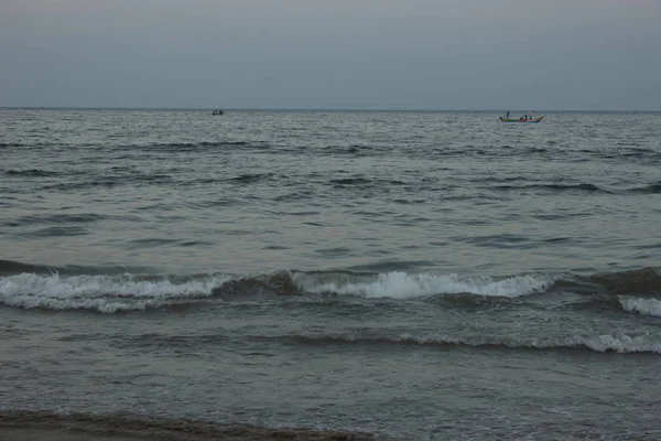 Вечерний вид на пляж Эллиота в Безант-Нагаре, Ченнаи, Индия. Один из знаменитых пляжей в Ченнаи вдоль Бенгальского залива — стоковое фото