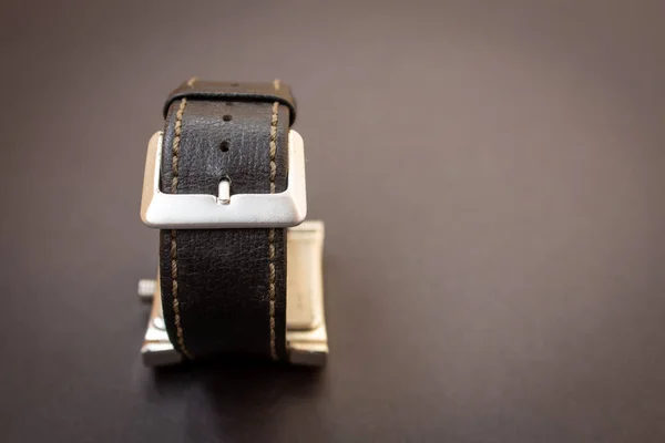 Cinturino dell'orologio posteriore allacciato su uno sfondo nero — Foto Stock