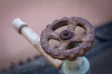 Herhangi bir sıvının akışını kontrol etmek için paslı bir kapı değerinin görünümü