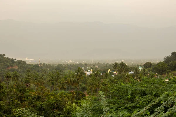 Vista de las hermosas llanuras desde una colina en Salem, Tamil Nadu, India. Hermosa vista del paisaje de la ciudad con vegetación alrededor —  Fotos de Stock
