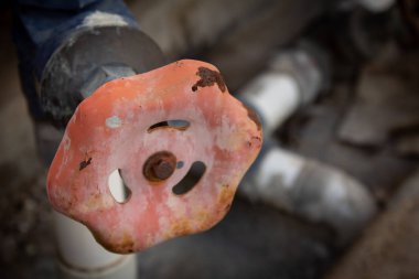 Sıvının akışını kontrol etmek için kapı değerinin sapını görüntüle