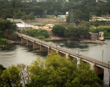 Kanal boyunca uzanan köprü, sulama ve içme amacıyla Mettur Barajı 'ndan suyla boşaltılıyor..