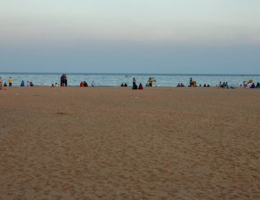 Chennai, Tamil Nadu / Hindistan - 2 Kasım 2019: İnsanlar akşamları Hindistan 'ın Besant Nagar kentindeki Elliot plajı boyunca deniz melteminin tadını çıkarıyorlar.
