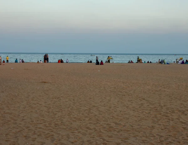 Chennai, Tamil Nadu / India - 2019. november 2.: Az emberek élvezik a tengeri szellőt este az Elliot strand mentén Besant Nagar, Chennai, India. — Stock Fotó