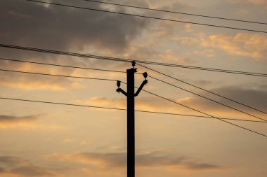 Gün batımında siluet efektli elektrik direğinin görüntüsü