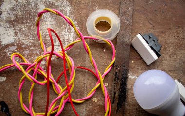 Evdeki şeyleri tamir etmek için yaygın olarak kullanılan elektrik ögelerinin görünümü.