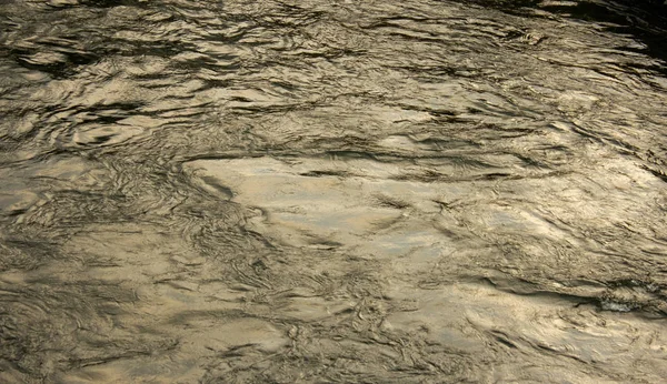 Vista ravvicinata dell'acqua rilasciata dalla diga nel canale per l'irrigazione . — Foto Stock