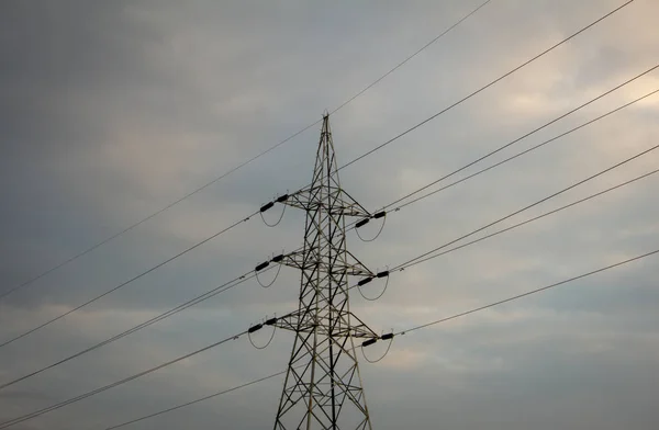 Wieża transmisyjna do podtrzymywania napowietrznych linii energetycznych. słup elektryczny do dystrybucji energii elektrycznej do podstacji. — Zdjęcie stockowe