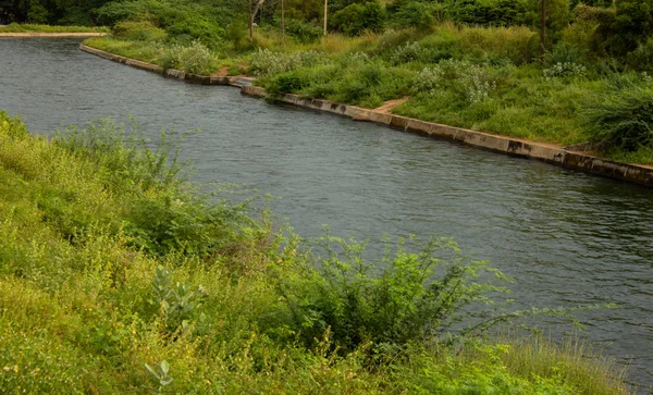 Blick auf Wasser, das in einem Kanal zur Bewässerung fließt. Wasser aus dem Mettur-Damm für Bewässerungs- und Trinkwasserzwecke. — Stockfoto