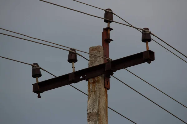 Widok napowietrznych linii energetycznych na wiejskiej ulicy — Zdjęcie stockowe