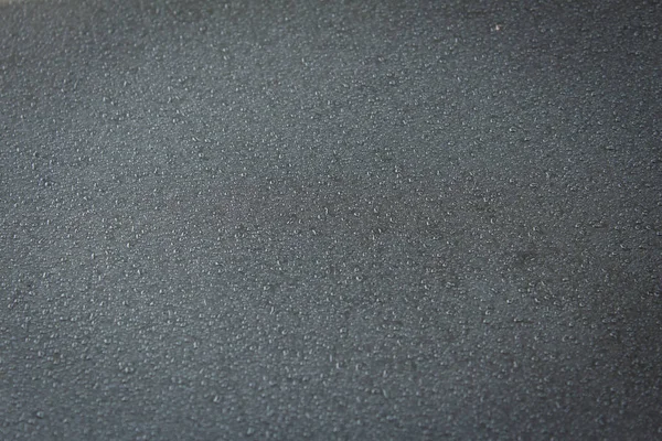 Vista de gotas de água sobre a superfície do carro devido à névoa. Drizzle sobre a superfície do carro brilhante . — Fotografia de Stock