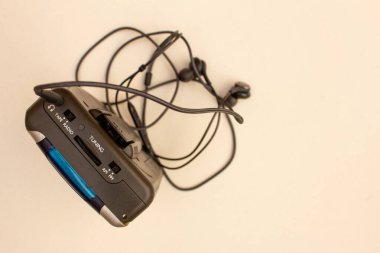 Klasik bir müzik seti ve kulaklıktaki kontrolleri izle. Taşınabilir kaset oynatıcı.