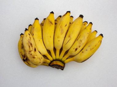 Beyaz arka plana karşı muzlar. Yelakki muz demeti. Meyve kavramı için kullan.