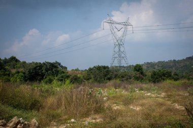 Yedek ormandan geçen yüksek voltajlı elektrik direkleri. Güç santrallerinden güç dağıtımı.