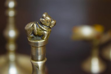 Pooja çanının üstündeki inek sembolünün yakın görüntüsü. Tanrı 'ya sunulan dualarda ilahi sesler çıkarmak için kullanılır..