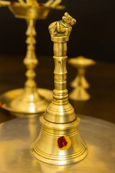 Пуджа колокол издавал божественный звук во время молитвы, возносимой Богу. — стоковое фото