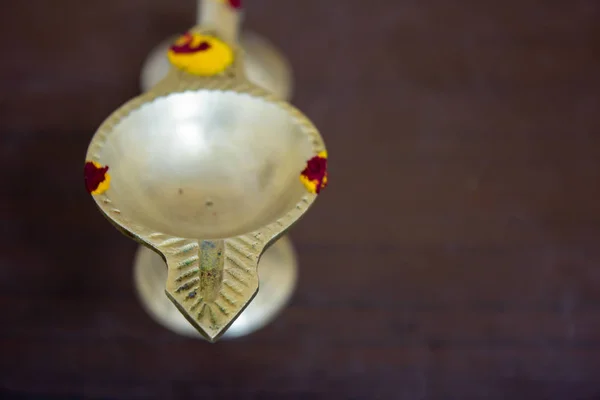 Aarthi diya feito de latão, que é um item pooja comum encontrado durante as orações hindus . — Fotografia de Stock