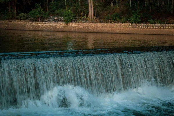 Dicht zicht op het water dat stroomt in Kaveri rivier door een kanaal van Krishna Raja Sagara dam, Mysore, Karnataka, India. Stroom van water uit het kanaal dat in de rivier de Cauvery stroomt. — Stockfoto