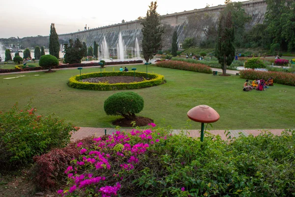 Mysore, Karnataka / India - 01 de enero 2020: Hermoso jardín con fuentes de agua en Brindavan Gardens durante la puesta del sol con la presa KRS en el fondo, Mysore, Karnataka, India . — Foto de Stock