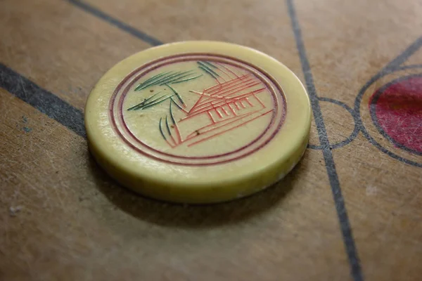 Zicht op stricker gebruikt in carrom bordspel. Multiplayer bordspel met veel plezier. — Stockfoto