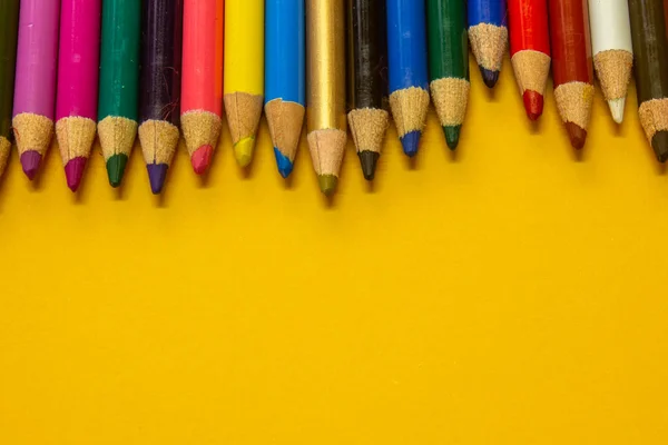 Färgpennor över gul färg bakgrund. Konstföremål för studerande. — Stockfoto