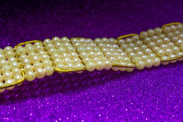 Armband sieraden gemaakt van parels. Sieraden voor jonge meisjes. — Stockfoto