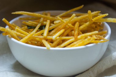 Bir kase çıtır tapyoka iğnesi meşhur Hint baharatlarından. Baharatlı gevrek tapyoka çubukları..