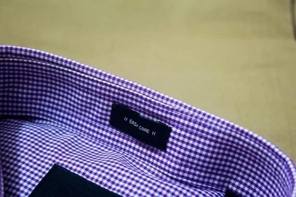 鉄のシャツとズボンが互いの上に置かれた。カーキ色のパンツ上の新しいシャツ. — ストック写真