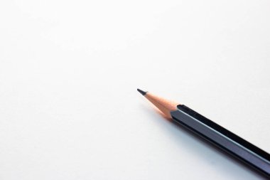 Not defterindeki beyaz sayfa üzerine izole edilmiş kalem